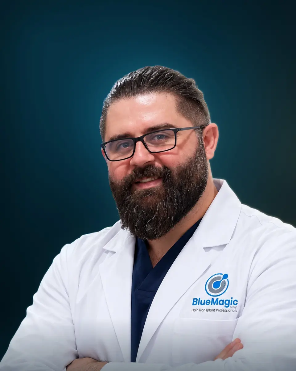 Serkan, chirurgo del trapianto di capelli di BlueMagic Group Clinic