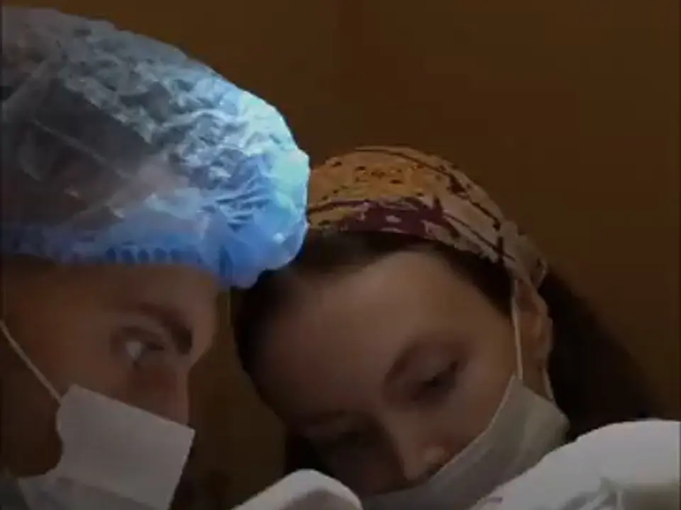 Due membri del team medico di BlueMagic Group al lavoro, fotogramma da un video della clinica