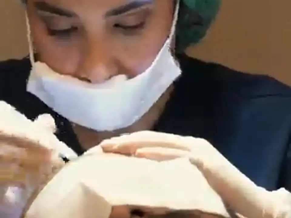 Un membro del team medico prepara il cuoio capelluto del paziente
